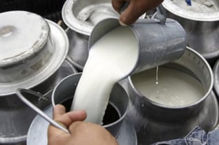 Pese a que hay un déficit de leche, la industria sigue castigando a los productores con el precio; les paga en 6.50 pesos el litro.