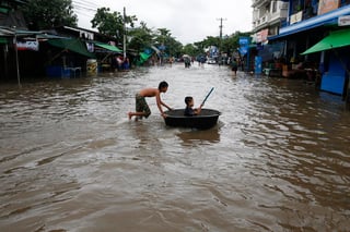 El deslave se produjo el viernes debido a las fuertes lluvias que azotan desde hace días a la región y que han obligado a unas 38 mil personas a abandonar temporalmente sus hogares, de acuerdo con un balance dado a conocer este sábado por los servicios de emergencia birmanos.
(EFE)