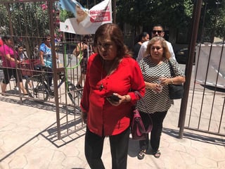González Achem ingresó al inmueble acompañada de un grupo de personas, entre ellas una mujer que a toda costa trató de impedir que la alcaldesa fuera abordada y fotografiada por este medio de comunicación. (EL SIGLO DE TORREÓN/ANGÉLICA SANDOVAL)