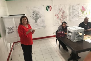 María Luisa González Achem, alcaldesa de Lerdo, llegó al Comité Municipal para ejercer su voto. (EL SIGLO DE TORREÓN)