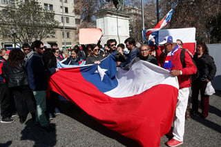 La movilización congregó a una veintena de partidarios contra la política migratoria de Chile y a unos 400 contramanifestantes. (ESPECIAL)