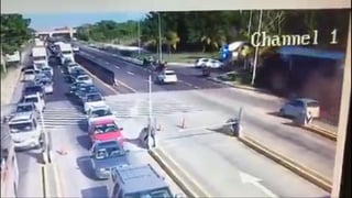 El gobierno del estado confirmó la muerte de dos personas debido al accidente registrado ayer en la caseta de cobro Plan del Río, en la autopista Xalapa-Veracruz, donde un tráiler embistió el área de baños públicos. (ESPECIAL)