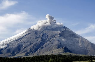 En las últimas 24 horas el volcán Popocatépetl mantuvo actividad explosiva al producir 16 estallidos menores y 151 exhalaciones acompañadas por vapor de agua, gas y bajas cantidades de ceniza. (ARCHIVO)