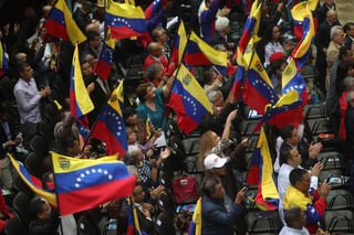 La medida llega luego de que el gobernante Nicolás Maduro, cuya legitimidad como presidente no es reconocida por numerosos países, advirtiera la semana pasada de que se castigará con severidad a los 'traidores' que han apoyado el bloqueo ordenado por Estados Unidos. (ARCHIVO)