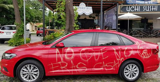 En Facebook, el restaurante 'La Porfiria', ubicado en la avenida Ignacio Sandoval, difundió las primeras imágenes del coche tipo Jetta color rojo que permaneció estacionado afuera de sus instalaciones. (ESPECIAL)