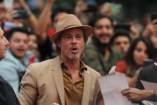 Brad Pitt arriba a la alfombra roja del estreno de Érase una vez en Hollywood, realizada en Ciudad de México. (EFE)