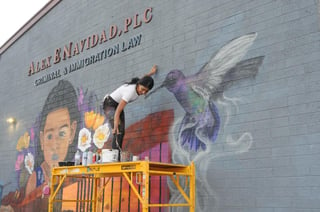 Líder. La muralista de origen mexicano Lucinda Yrene, trabaja en Phoenix. (EFE)