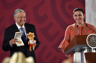 Andrés Manuel López Obrador recibió de Ana Guevara, una medalla conmemorativa, así como la mascota oficial de los Juegos Panamericanos. (EFE)