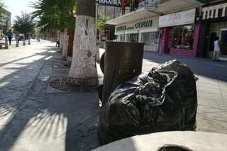 Las bolsas de basura son comunes en horas que no están establecidas en el Paseo Morelos, provocando una mala imagen.