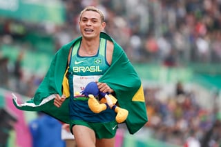 Altobeli Santos da Silva celebra tras ganar la medalla de oro en los 3 mil metros con obstáculos. (NOTIMEX)
