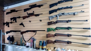 Sin embargo, el propietario de la tienda de armas, Brian Smith, dijo a medios locales que 'no hay forma de que fomentemos la violencia' por medio de estas promociones. (ARCHIVO)
