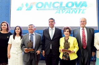 Los ciudadanos galardonados fueron a la Licenciada Clara Meyer de Cabello y al Profesor José María Suárez. (EL SIGLO COAHUILA)