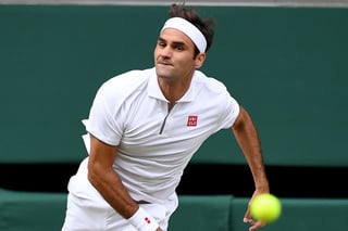 Federer jugaría partidos de exhibición en Sudamérica el próximo mes de noviembre. 'No hay contrato firmado, sólo son rumores. Él está hablando de un posible tour en América del Sur, pero aún no se deciden los lugares a los que iría', comentó Burillo. (ARCHIVO)

