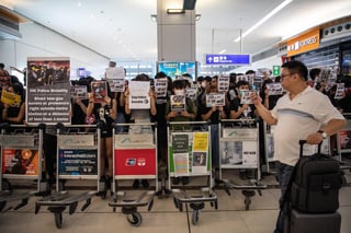 Protestas han paralizado el aeropuerto por ya dos días. (EFE)