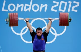El pesista ruso Ruslan Albegov compite en la categoría de más de 105 kilogramos en las Olimpiadas del 2012 en Londres.