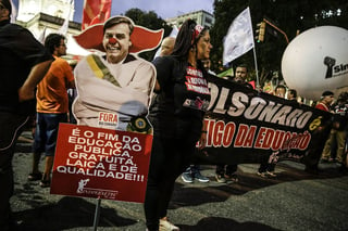 Miles de brasileños salieron ayer a las calles para protestar por las políticas educativas de Bolsonaro. (EFE)