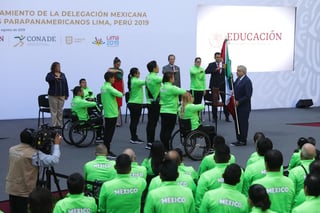 El presidente de México, Andrés Manuel López Obrador (d), entrega la bandera nacional a los deportistas que participarán en los Juegos Parapanamericanos de Lima 2019. (EFE)