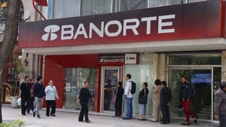 Banorte explicó que el servicio de pagos con tarjetas, tanto de crédito y débito, así como su red de más de 8 mil cajeros automáticos se mantienen operando con regularidad. (ARCHIVO)