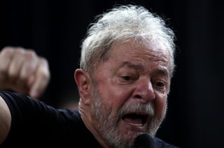 En su carta, enviada desde la prisión, Lula afirmó que durante su gestión y la consecutiva de Dilma Rousseff, destituida en 2016 por irregularidades fiscales, se estaba 'comenzando a construir un país mejor, con inclusión social, democracia, libertad de pensar, de hablar y de organizarse'. (ARCHIVO)