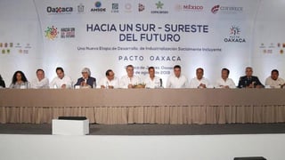 Líderes empresariales y los nueve gobernadores de los estados del sur-sureste del país se reunieron en esta ciudad para firmar el Pacto Oaxaca. (TWITTER)