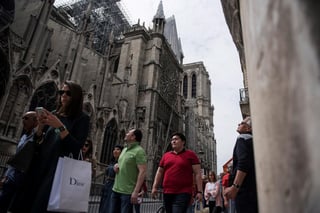  Notre Dame corre el riesgo de colapsar tras la caídas de varias piedras debido a la última ola de calor que se registró en el país galo a finales de julio pasado. (ARCHIVO)