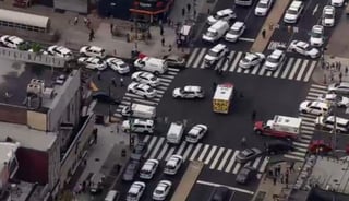 Un oficial del Departamento de Policía de Filadelfia dijo en su cuenta de Twitter que los cinco agentes sufren heridas que no amenazan sus vidas y que 'el tiroteo continúa activo'. (TWITTER)
