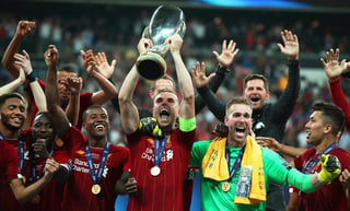Liverpool, actual campeón de la Champions League, le arrebataron en penales el trofeo de la Supercopa de Europa al Chelsea, campeón de la Europa League. (EFE)