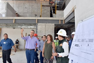 Visitó la alcaldesa de Gómez Palacio la construcción que realiza la empresa Cinépolis de sus primeras cinco salas de cine en esta ciudad. (EL SIGLO DE TORREÓN)