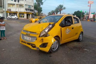 El taxi fue el que se llevó la peor parte y registró daños valorados en al menos 40 mil pesos.