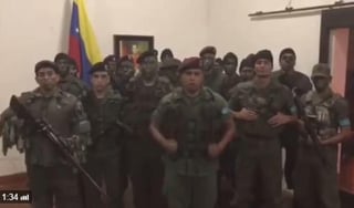 'Nos declaramos en legítima rebeldía para desconocer la tiranía asesina de Nicolás Maduro', aseguró el capitán Caguaripano acompañado de un grupo de militares, en un video divulgado el 6 de agosto de 2017. (ARCHIVO)