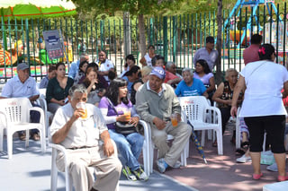 Comerciantes de la Alameda Zaragoza de Torreón realizaron hoy jueves una reunión extraordinaria a la que invitaron a medios de comunicación, acusaron a las autoridades municipales de fomentar el desorden en el espacio público. (EL SIGLO DE TORREÓN/FERNANDO COMPEÁN)