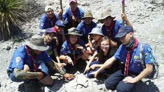 Jóvenes de un grupo de scouts de Monclova encontraron lo que parecen ser fósiles de un dinosaurio en Cuatrociénegas. (EL SIGLO COAHUILA)
