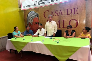 El aspirante a la dirigencia nacional de Morena, Alejandro Rojas Díaz Durán, llegó ayer jueves al municipio de Lerdo. (EL SIGLO DE TORREÓN/ANGÉLICA SANDOVAL)