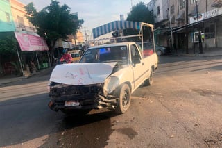 Una camioneta que transportaba helados fue impactada por otra en la zona Centro de Torreón.