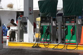 Para la gasolina mayor o igual a 92 octanos (Premium), el estímulo se mantendrá en cero por tercera semana consecutiva, con lo cual los consumidores pagaran 4.060 pesos de impuesto por cada litro comprado en estaciones de servicio.
(ARCHIVO)