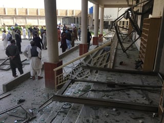 Según la policía, la bomba fue colocada debajo de un escenario de madera utilizado por el líder de la oración. (EFE)