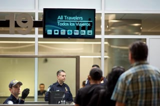 La CBP dijo que sus agentes procesan a los viajeros tan rápido como es posible sin descuidar la seguridad. (ARCHIVO)