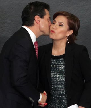 El ex Presidente de México, Enrique Peña Nieto, saludando a Rosario Robles. (ARCHIVO)