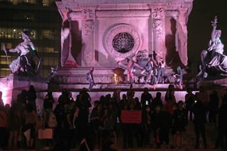 Esta noche, la manifestación feminista culminó en el Ángel de la Independencia donde un grupo de personas realizó pintas en la base de este monumento de la ciudad. (EL UNIVERSAL)
