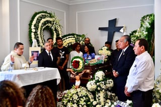 El exboxeador José Ángel 'Mantequilla' Nápoles, fue velado en compañía de su familia y amigos en una funeraria de la capital del país. (AGENCIAS)
