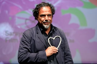 Entusiasmado. Por su aportación al cine, el mexicano Alejandro González Iñárritu recibió la distinción.