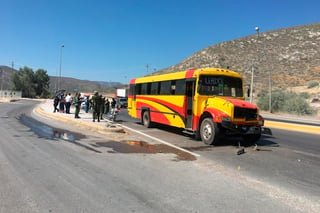 El autobús de pasajeros se impactó por alcance contra una pipa de transporte de agua. (EL SIGLO DE TORREÓN)