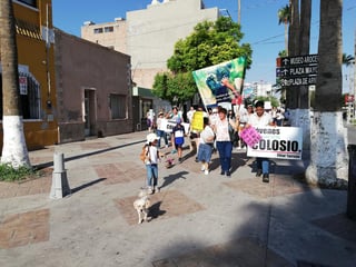 Antes de las 10 de la mañana ya se veían a decenas de mujeres y niños que estaban acompañados por sus mascotas favoritos en la Plaza Mayor. (EL SIGLO DE TORREÓN/VIRGINIA HERNÁNDEZ)