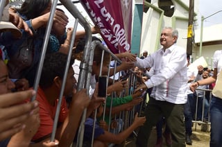 El presidente Andrés Manuel López Obrador adelantó que en los próximos días se reunirá con Alejandro Giammattei, presidente electo de Guatemala, para revisar los programas de cooperación de desarrollo con ese país para buscar frenar la migración a Estados Unidos. (NOTIMEX)