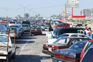 Van por regulación de estacionamientos provisionales durante eventos deportivos y de espectáculos en Torreón. (EL SIGLO DE TORREÓN)