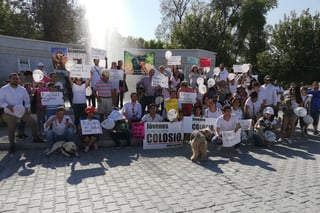 Varias decenas de laguneros acudieron con sus perros a la Marcha Perruna que partió este domingo de la Plaza Mayor a la Alameda. (VIRGINIA HERNÁNDEZ)