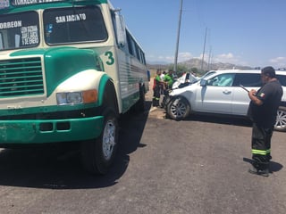 En el accidente se vieron involucradas dos camionetas y un autobús de pasajeros. (EL SIGLO DE TORREÓN)