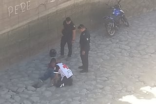 El joven accidentado fue atendido por los paramédicos de la Cruz Roja y el personal de Bomberos de Gómez Palacio. (EL SIGLO DE TORREÓN)