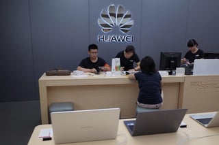 Estados Unidos extenderá durante 90 días el permiso para que el gigante de telecomunicaciones chino Huawei compre suministros de empresas estadounidenses, informó el lunes el secretario de Comercio Wilbur Ross. (ARCHIVO)
