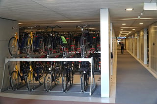 En el interior caben 12,656 vehículos de dos ruedas, lo que incluye 480 plazas de garaje para estacionar bicis más grandes o 'especiales', como las de carga o tándems. (EFE)